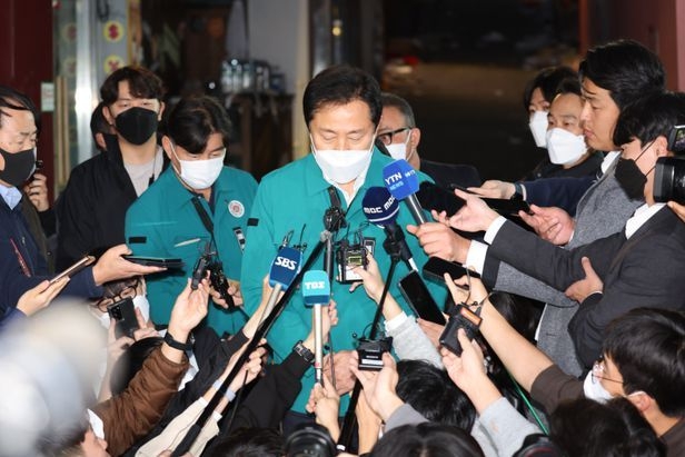오세훈 서울시장이 급거 귀국직후 이태원 사고현장에 기자들의 질문을 받고 있다. ⓒ 현장캡쳐