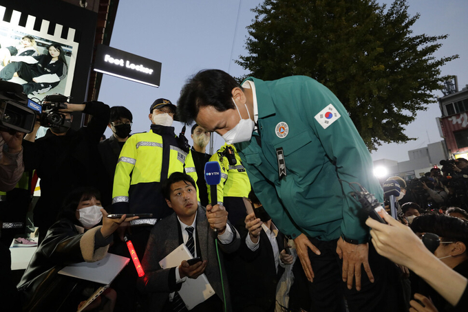오세훈 서울시장이 이태원 사고현장을 방문 조의를 표하고 있다. ⓒ 현장사진 캡쳐