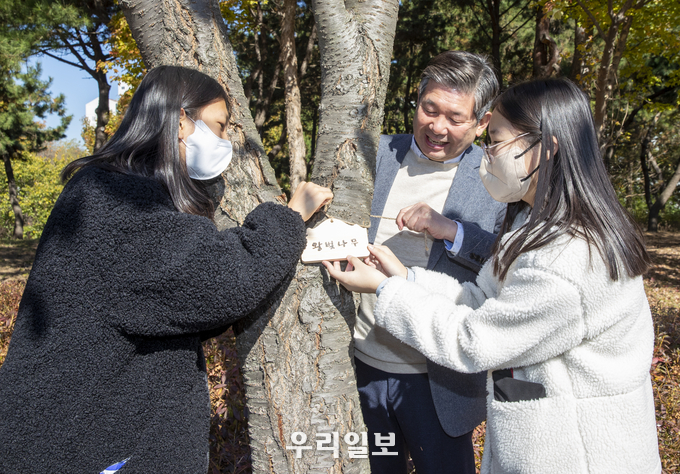 최계운 이사장과 참가자들이 나무이름을 달아주고 있다. ⓒ 인천환경공단 제공