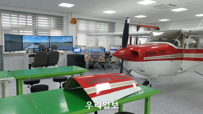 C172 실습 항공기와 시뮬레이터.(사진=한국폴리텍대학 남인천캠퍼스)