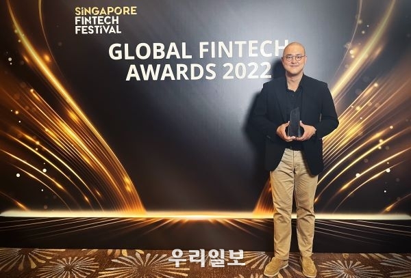 싱가포르 핀테크 페스티벌의 하이라이트 행사인 ‘SFF 글로벌 핀테크 어워즈(SFF Global FinTech Awards)’에서 센트비 최성욱대표가 ‘글로벌 10대 핀테크 리더(Top 10 FinTech Leaders)’에 선정되었다. 지난 3일 싱가포르의 리조트 월드 센토사(Resorts World Sentosa)에서 열린 시상식에서 최성욱 대표가 수상 후 기념 촬영을 하고 있다.