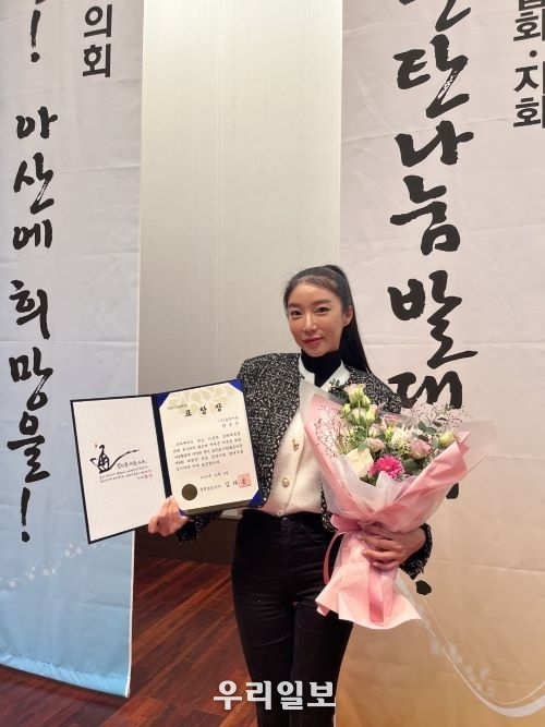 권은진 슈퍼모델이 제8회 따뜻한온도 연탄나눔발대식에서 충남도지사상을 지난 11월 4일 충남<br>
아산시청 시민홀에서 수상받고 기념촬영을 하고 있다.