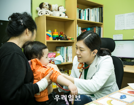 병원에서 진료 받는 입양대기 아동
