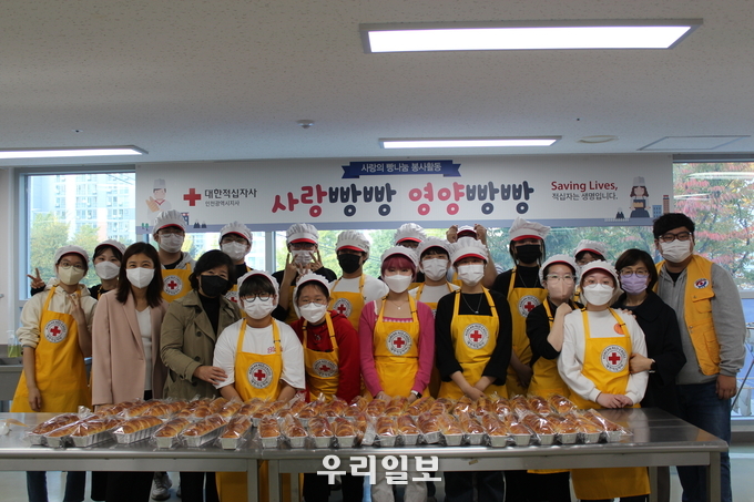 인천재능대 사회복지과 총동문회는 사회복지과 재학생들과 행복플러스봉사회 회원등 모여 제빵봉사를 가졌다.ⓒ 재능대 제공