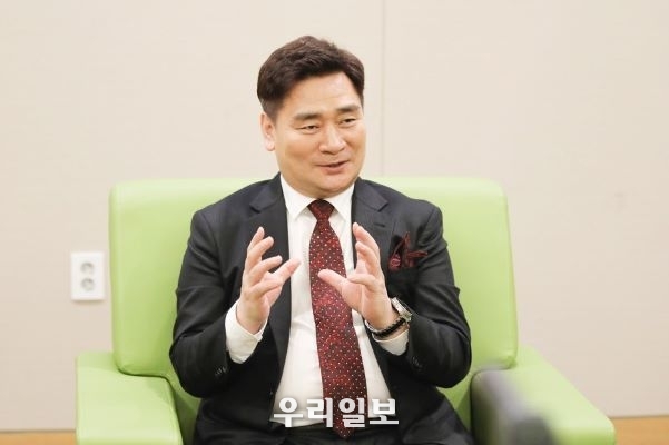 김진곤 네이즘재단 의장이 본지와 인터뷰를 하고 있다.