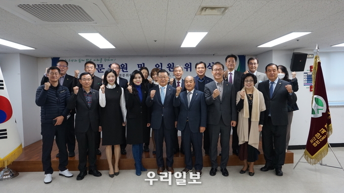 시립서울청소년센터 운영법인 한국청소년육성회 허준영 총재는 17일 전문위원 4명에게 위촉장을 수여 ⓒ 시립서울청소년센터 제공