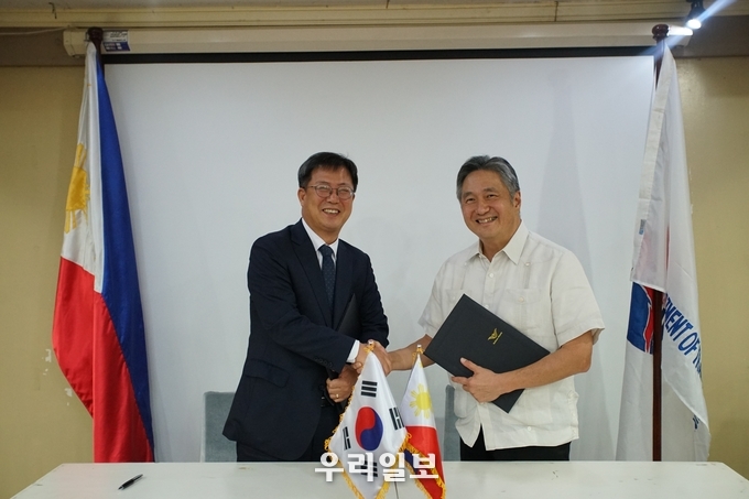 필리핀 마닐라에서 열린 인천공항공사-필리핀 교통부 교육협력 업무협약 체결식에서 인천국제공항공사 임병기 경영본부장(사진 왼쪽)이 필리핀 교통부 로베르토 림(Roberto Lim) 차관(사진 오른쪽)과 협약 체결 후 기념촬영을 하고 있다. ⓒ 인천국제공항공사 제공