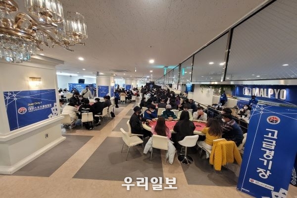 19일 서울 제우스스포츠홀덤 경기장에서 '제1회 마인드스포츠 K-홀덤 대회' 경기를 치르고 있는 선수들 모습.