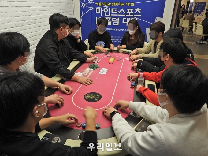 19일 서울 제우스스포츠홀덤 경기장에서 '제1회 마인드스포츠 K-홀덤 대회' 경기를 치르고 있는 선수들 모습.