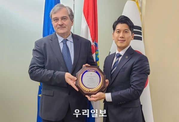 다미르 쿠센 (H.E. Damir Kušen) 크로아티아 대사(왼쪽)이 한문화외교사절단 정사무엘 단장(오른쪽)에게 대한민국 국회에서 개최한 수교기념 행사의 공로를 인정하여 공로패를 전달하고 있다.