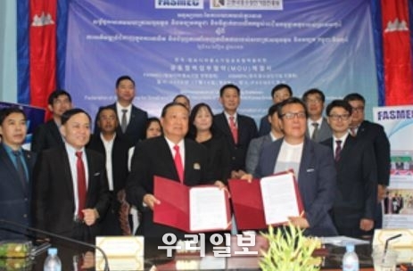 지난 11월 14일 캄보디아중소기업협회연맹 본사에서 한국중소상인기업진흥원 김용훈 이사장(오른쪽)과 캄보디아 중소기업협회연맹 회장 OKNHA Te Taingpor(옥냐 데탕포)이 한국-캄보디아 소상공인 및 중소기업 상호 업무협력 MOU를 체결하고 기념촬영을 하고 있다.