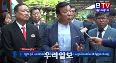 한국중소상인기업진흥원 김용훈 이사장이 캄보디 방송국인 BTV 인터뷰를 하고 있다.