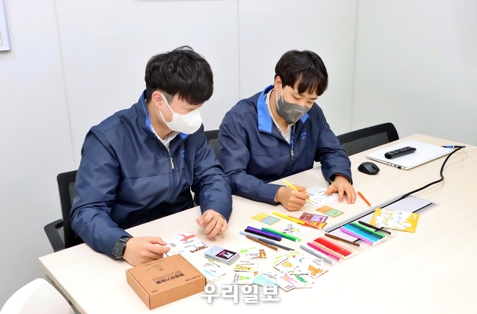 포스코O&M 직원들이 발달장애 아동 재활치료 지원과 인식 개선을 위한 KIT 제작에 참여하고 있다. ⓒ 포스코O&M 제공