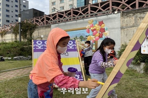 아이들이 전시 현장 체험을 하고 있다.(사진제공=관악문화재단)