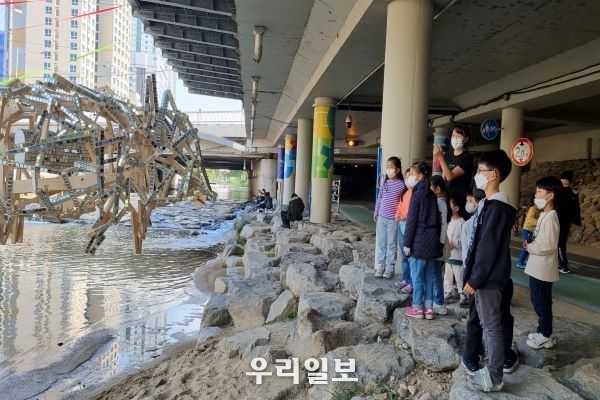 별빛내린천 조형물 작품을 감상하고 있는 아이들 모습 (사진제공=관악문화재단)